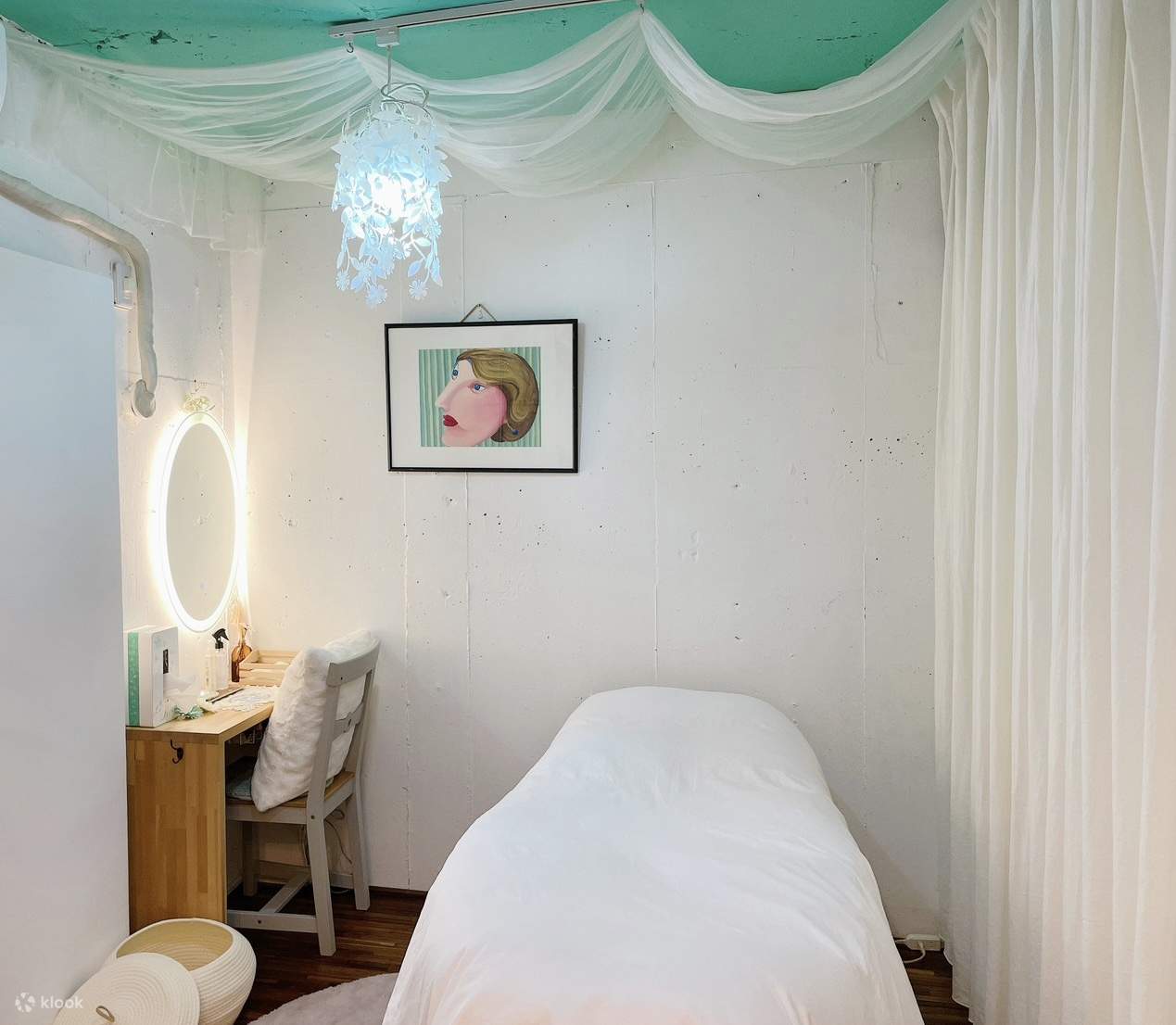 A comfortable and relaxing private room to ensure you can receive care with peace of mind